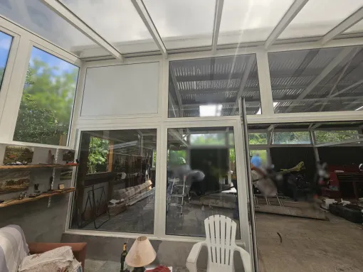 Création d'une verrière avec vitrage anti-UV, ainsi qu'une mezzanine avec cloisonnement par châssis fixe en aluminium. 
