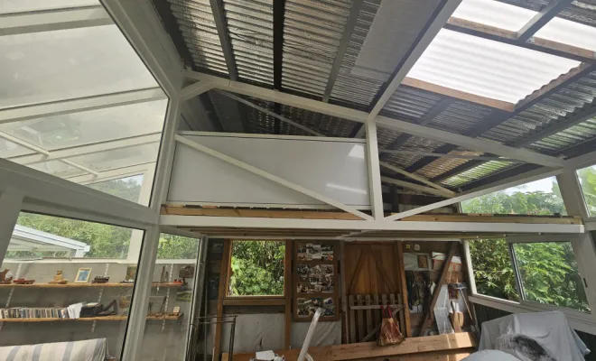 Enlèvement des tôles existantes et mise en place de tôle isolante. Création de mezzanine avec poutre et plancher bois. 