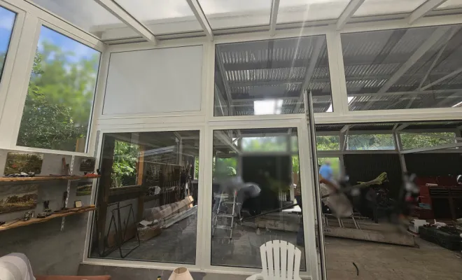 Mise en place d'une porte à deux battants en aluminium et de châssis fixe comme cloison apportant un maximum de luminosité tout en sécurité rendant l'utile à l'agréable.  