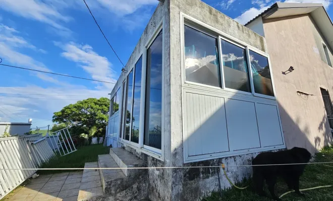Mise en place de tôle blanche pour habillage en façade à Saint-Pierre, Saint-Louis, RGM MULTI SERVICES