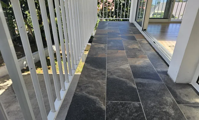 Coursive avec garde-corps et finition au sol en carrelage antidérapant. 