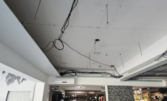 Démolition du faux plafond effectuée, donc nous préparons tout le nécessaire à la commande des dalles acoustiques ainsi qu'à sa pose. 
