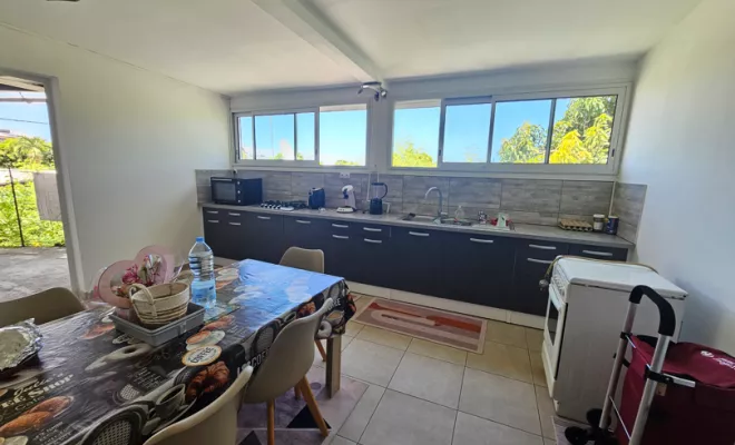 Création d'une extension en maçonnerie traditionnelle avec charpente couverture y compris.  Finition intérieure en peinture blanche standard. 