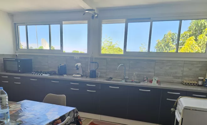 Fourniture et installation d'une cuisine sur mesure y compris toute la partie fenêtre coulissante en aluminium. 